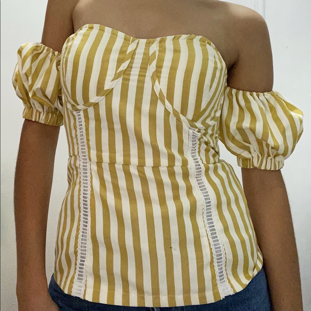 Stripped Off the shoulder top / semi puffed sleeve